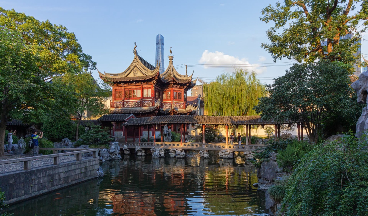 Pavilion di tepi kolam di Yu Garden