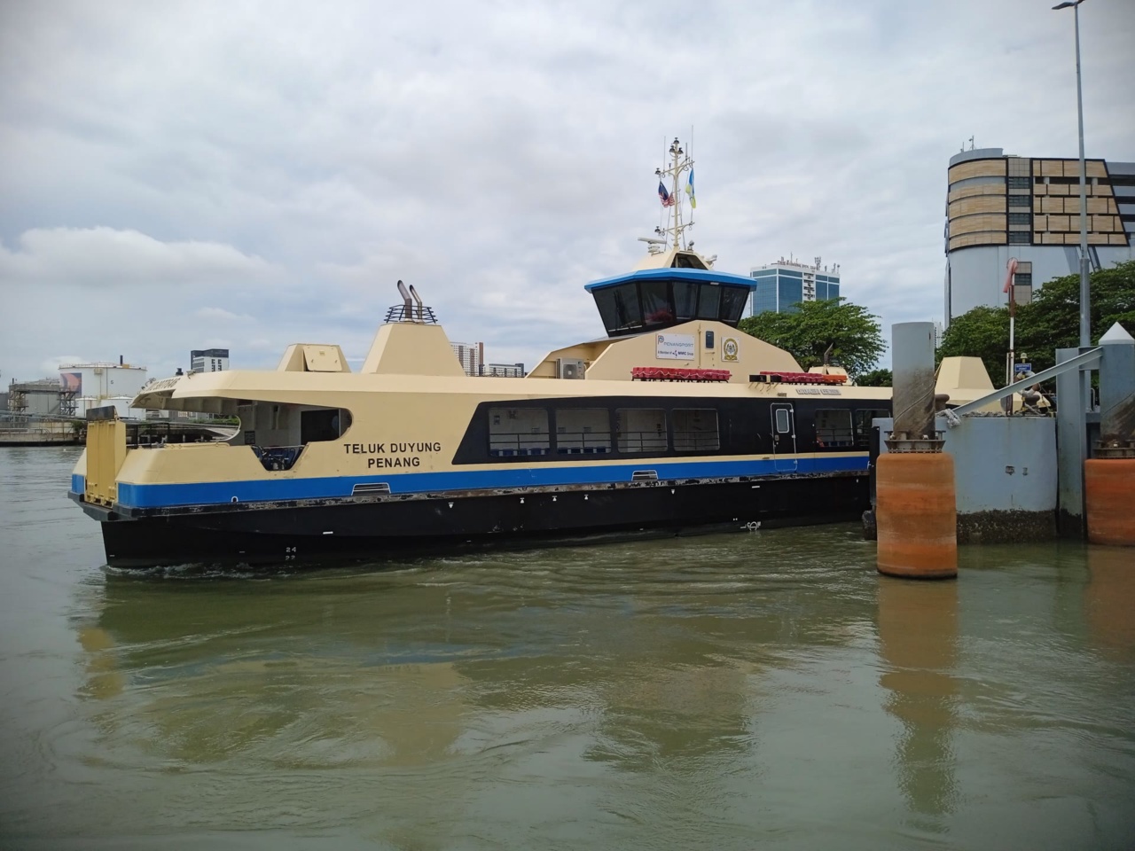 बटरवर्थ के Sultan Abdul Halim Terminal पर एक पैसेंजर फेरी