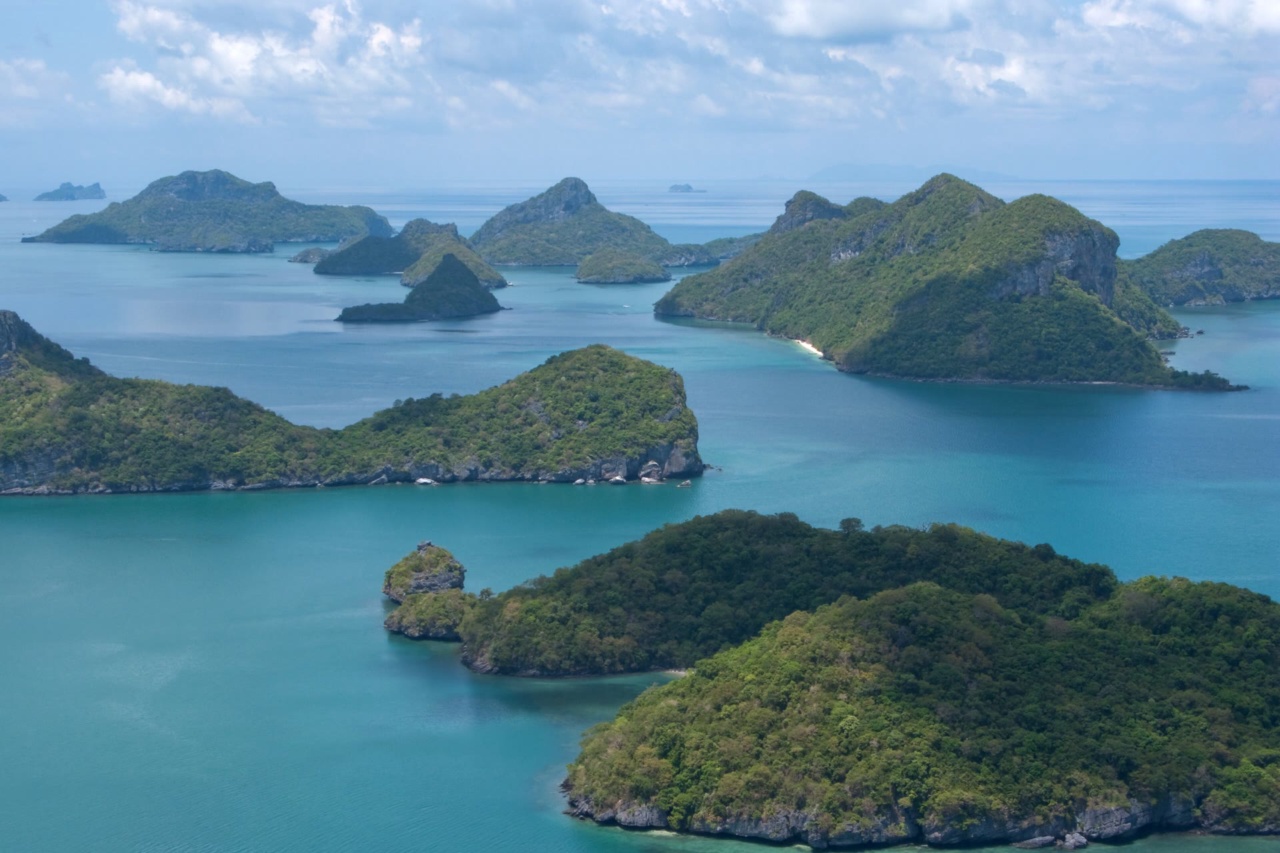 Pulau-pulau di Taman Laut Nasional Ang Thong dilihat dari atas