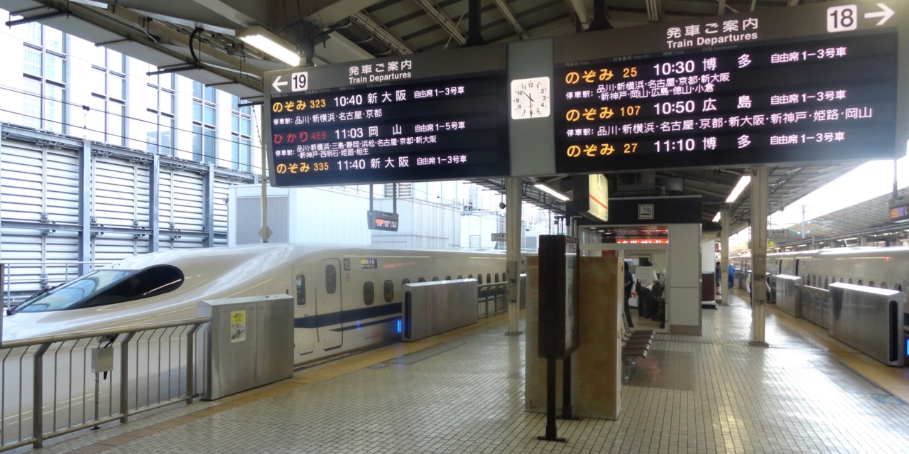 Sân ga Shinkansen tại ga Tokyo với bảng giờ tàu khởi hành