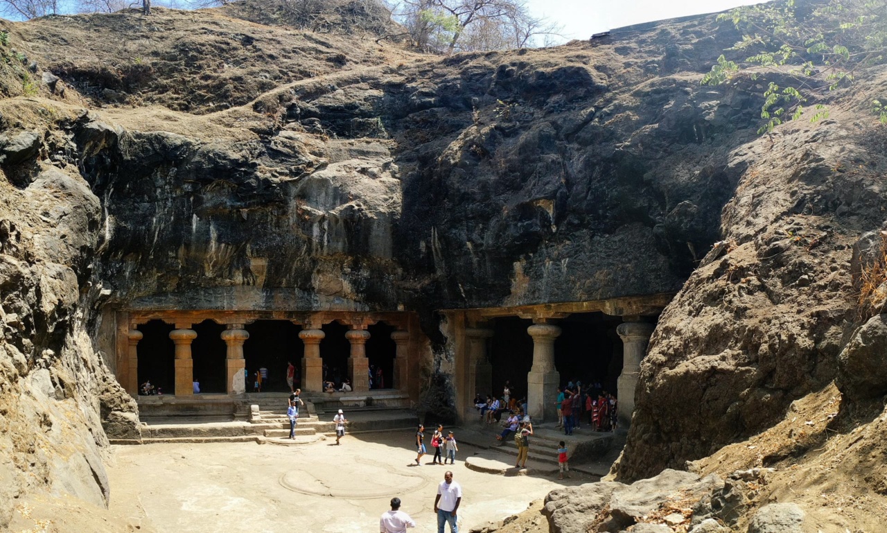 Pintu masuk kuil gua Elephanta yang dipahat batu di sebuah pulau di pelabuhan Mumbai