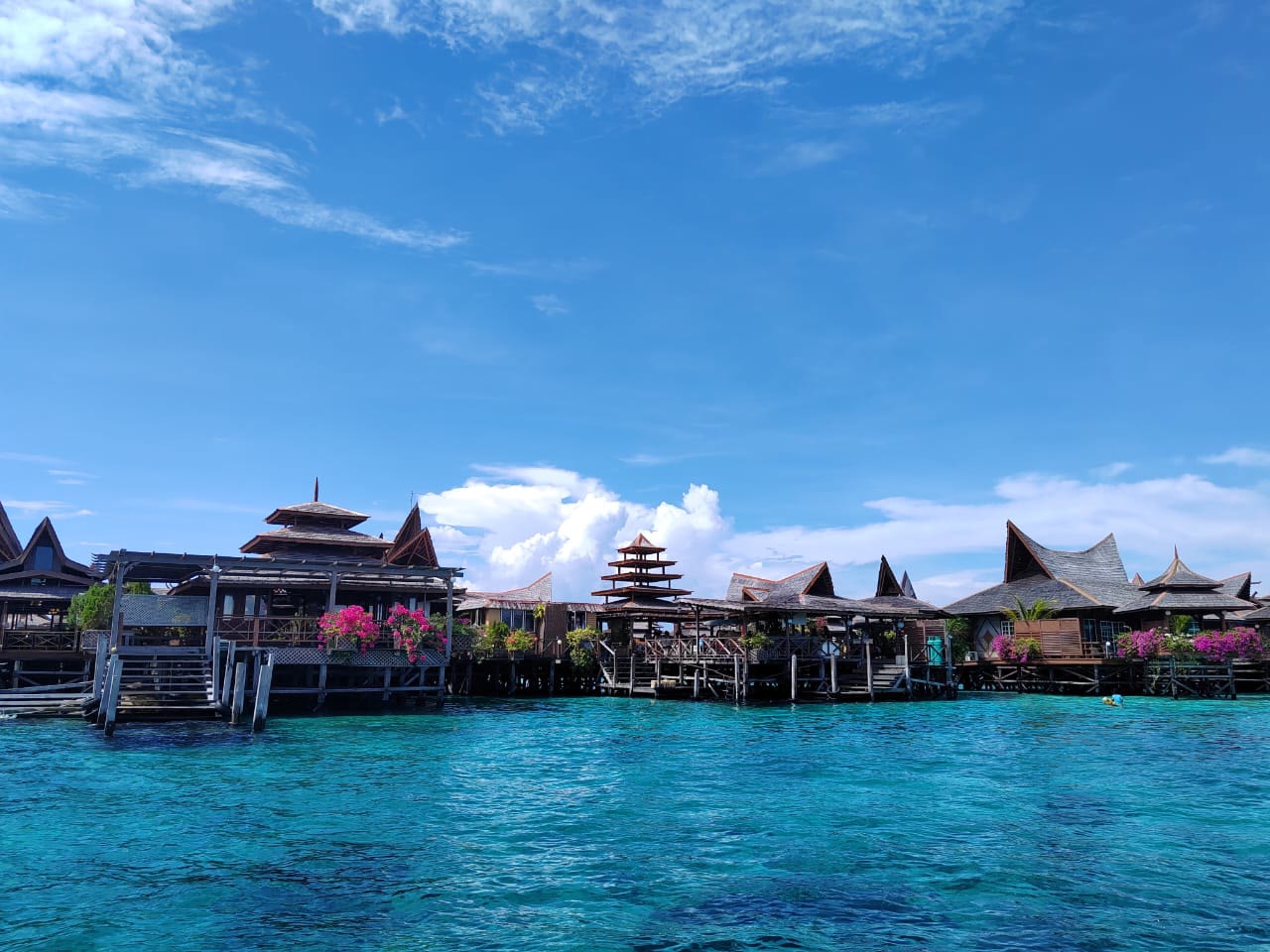 Bangunan resor di atas tiang di atas air di Mabul