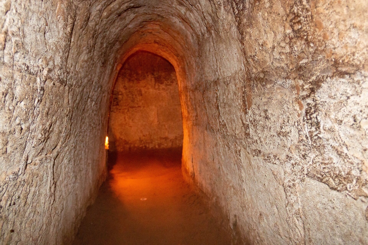 Un passage étroit éclairé dans les tunnels de Cu Chi