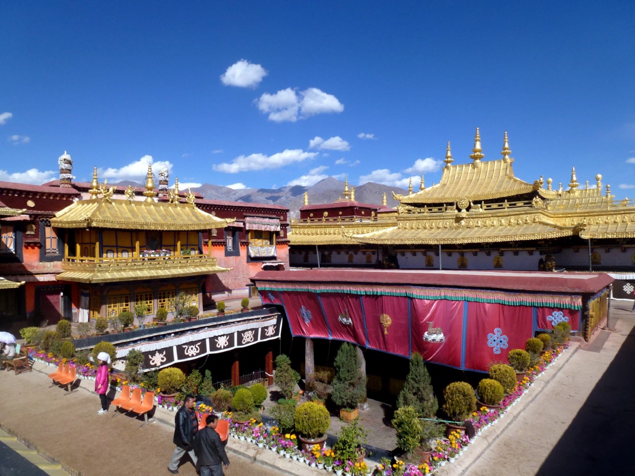 Bumbung Kuil Jokhang di bandar lama Lhasa