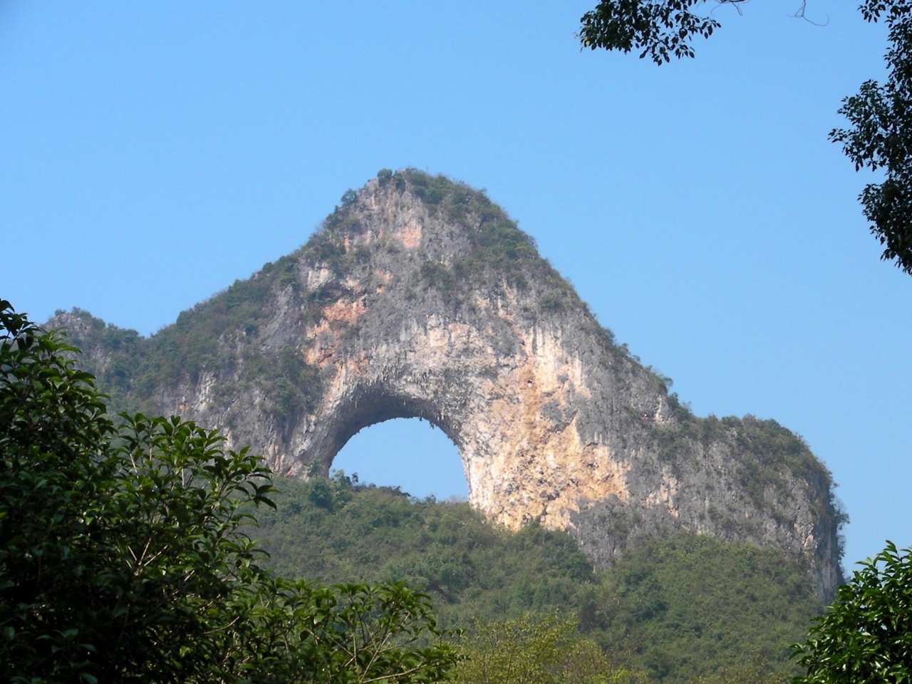 Bukit Bulan dengan gerbang batu kapur semula jadi