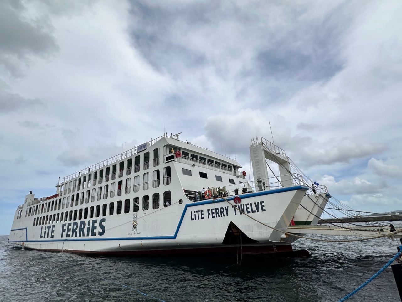 港に停泊している Lite Ferries のロールオン・ロールオフ船 Lite Ferry Twelve