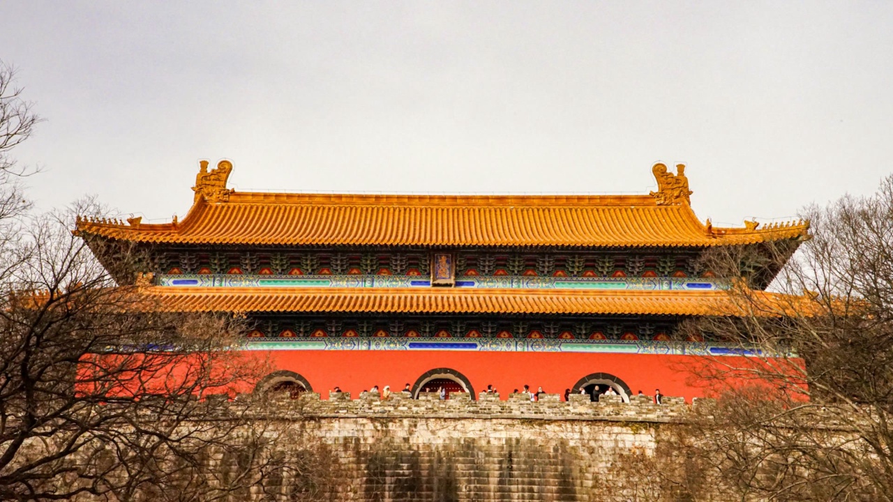 Ein Gebäude mit orangefarbenem Dach am Mausoleum Ming Xiaoling