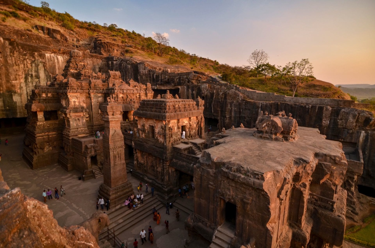 Các ngôi đền đục trong đá của Hang động Ellora trong ánh chiều