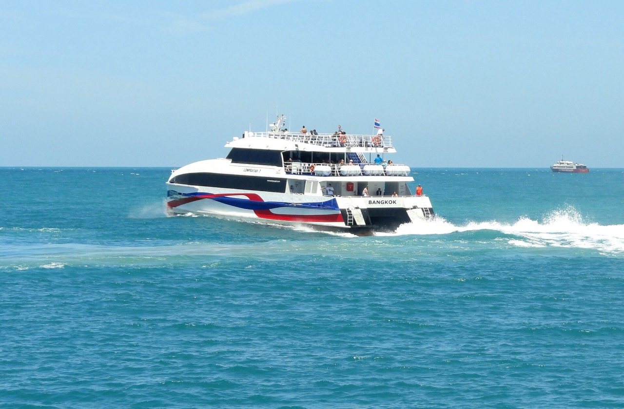 Un catamaran rapide en mer, photographié lors d'une traversée de Koh Tao vers le continent
