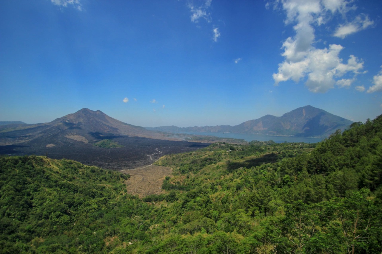 蓝天下的巴图尔火山