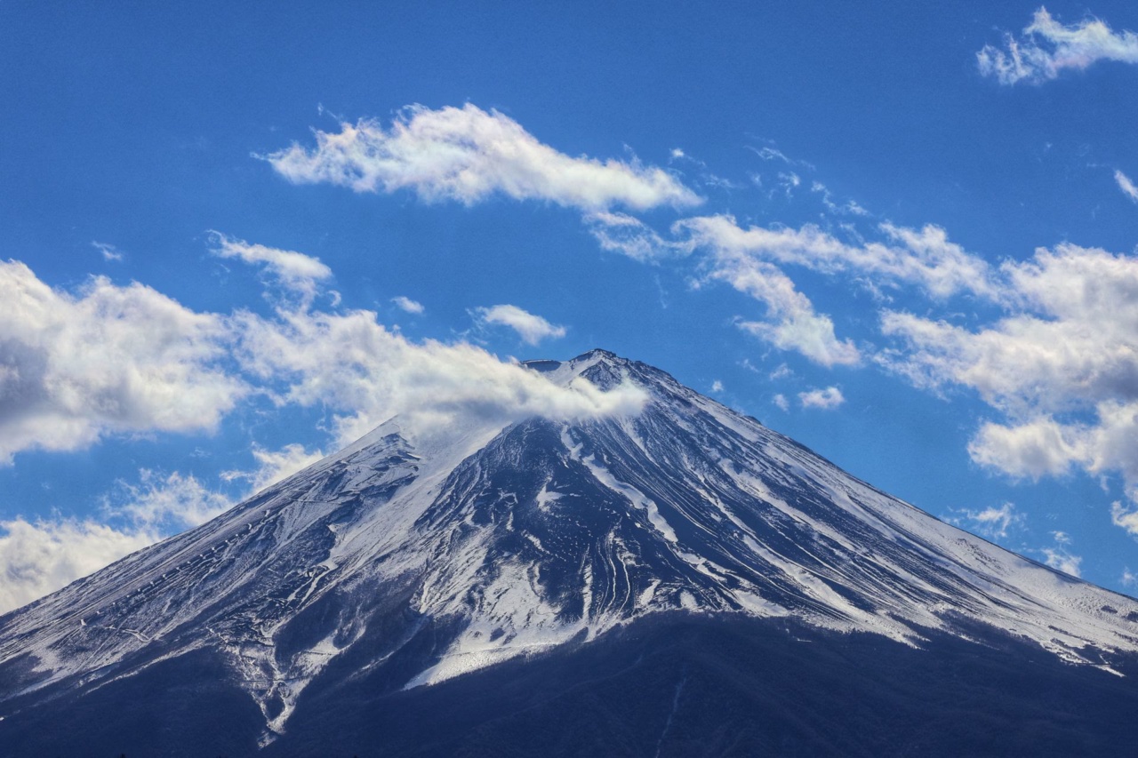 Gunung Fuji dengan puncak bersalji