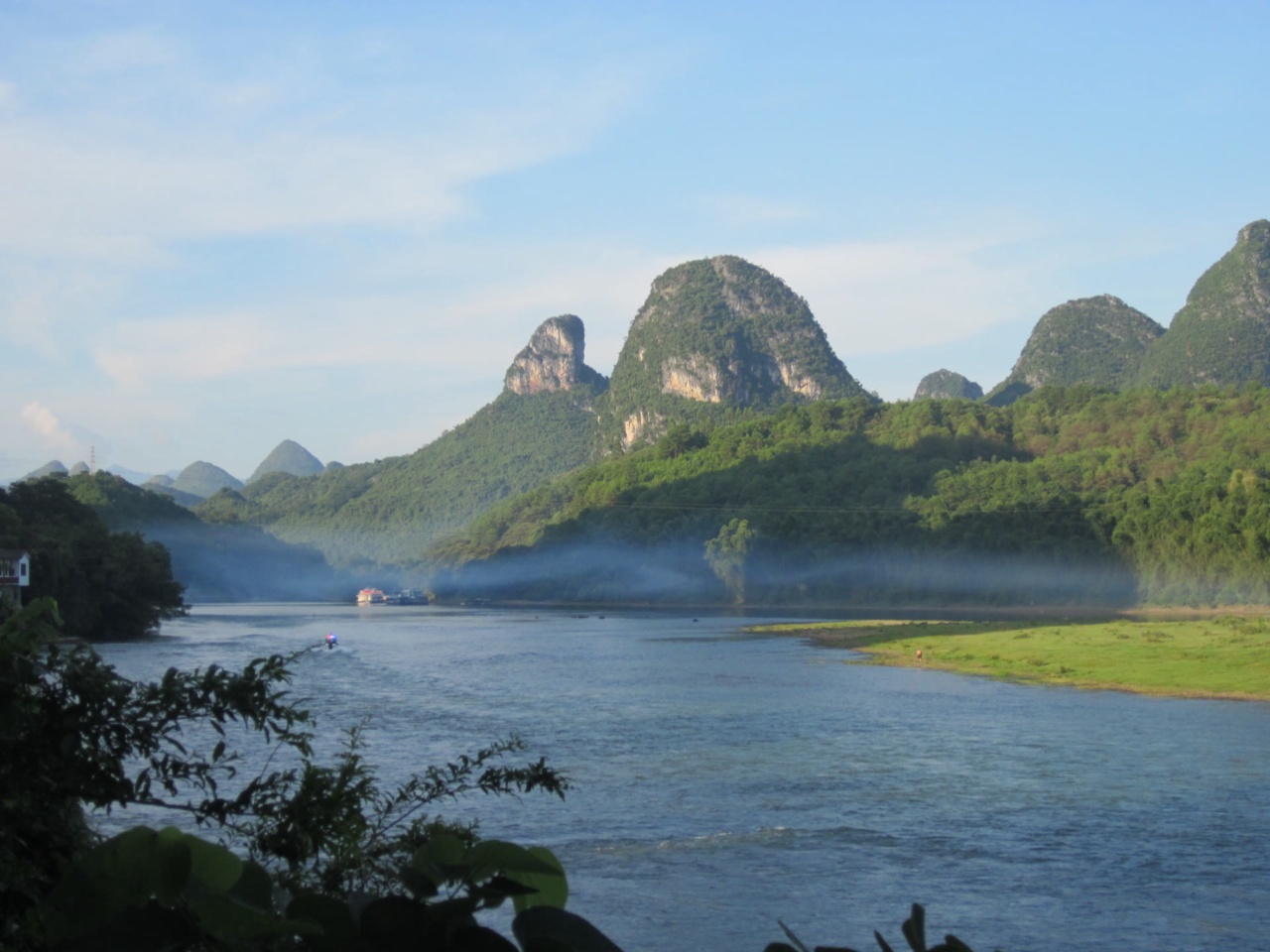 ภูเขาหินปูนริมแม่น้ำหลี