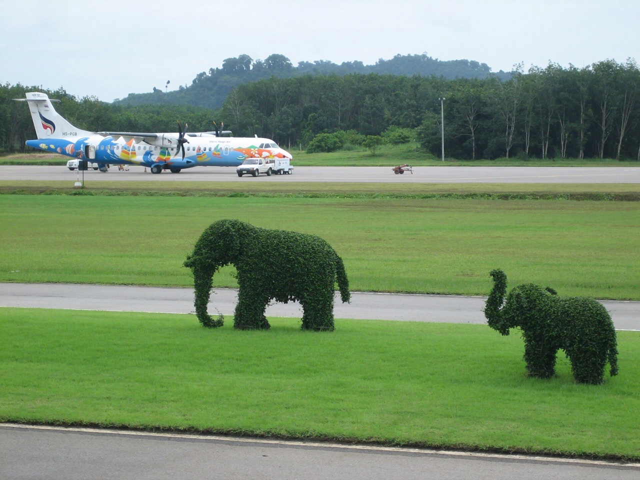トラート空港のバンコク・エアウェイズの機体と、芝生の象の形の植え込み