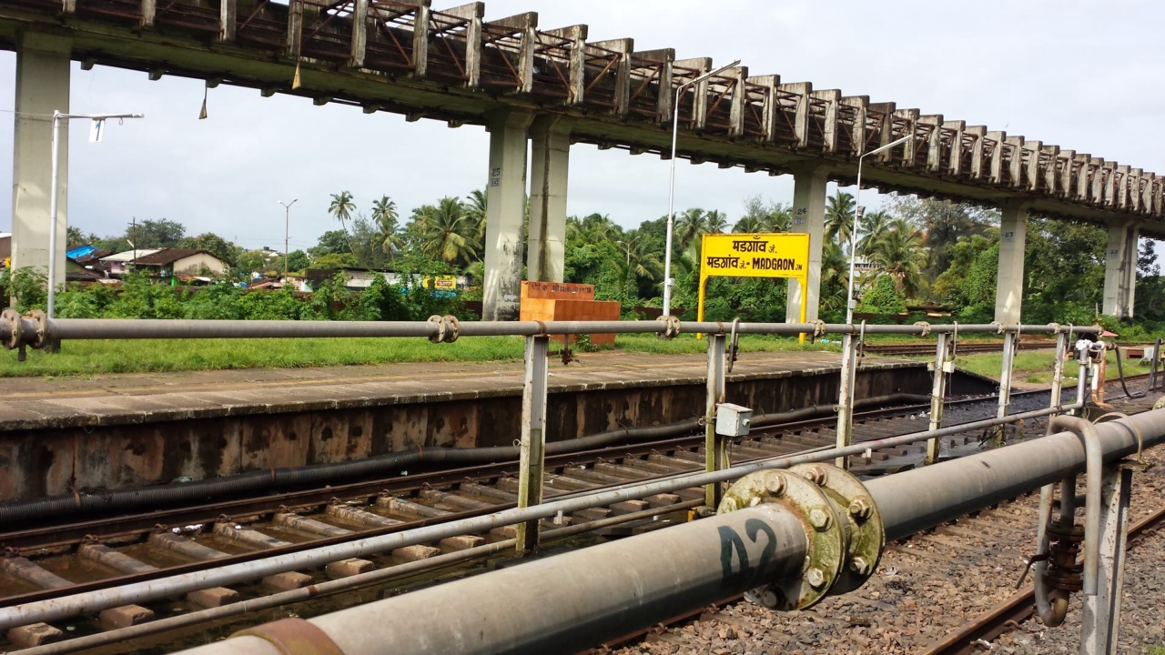 Peron dan rel di Stasiun Madgaon