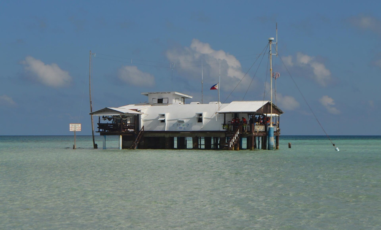 Die Ranger-Station auf Stelzen im flachen Wasser des Tubbataha Reefs Natural Park