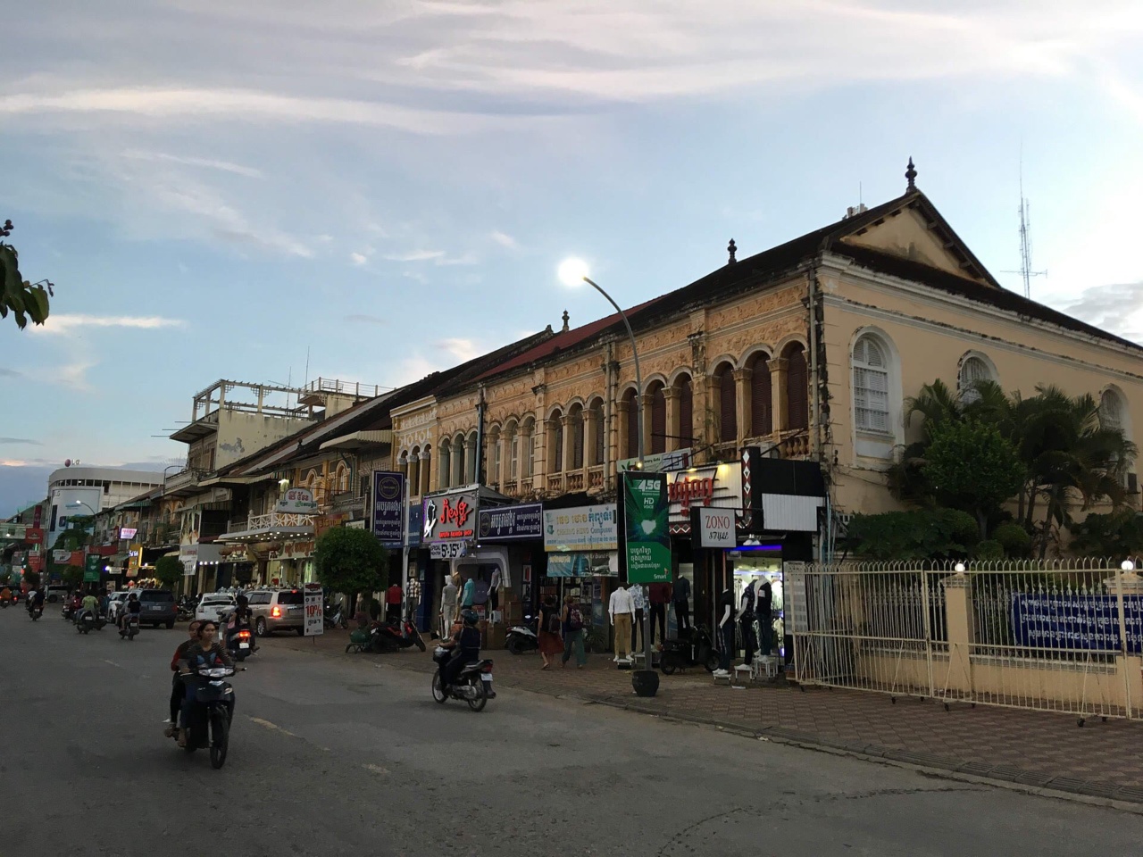 Dãy nhà cũ dọc theo Road No 1 ở Battambang