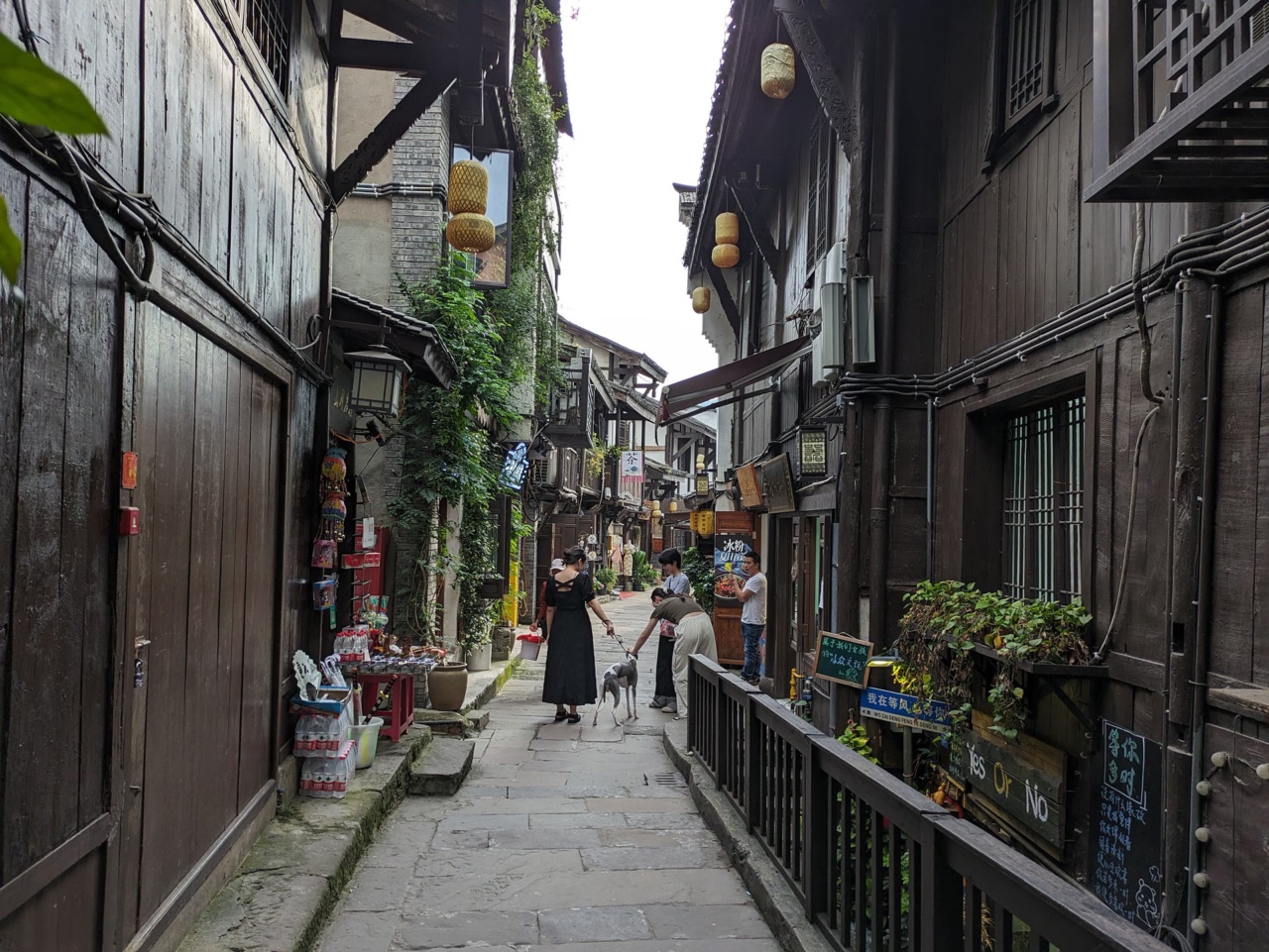 Lorong sempit berturap batu dengan rumah kayu lama di Ciqikou