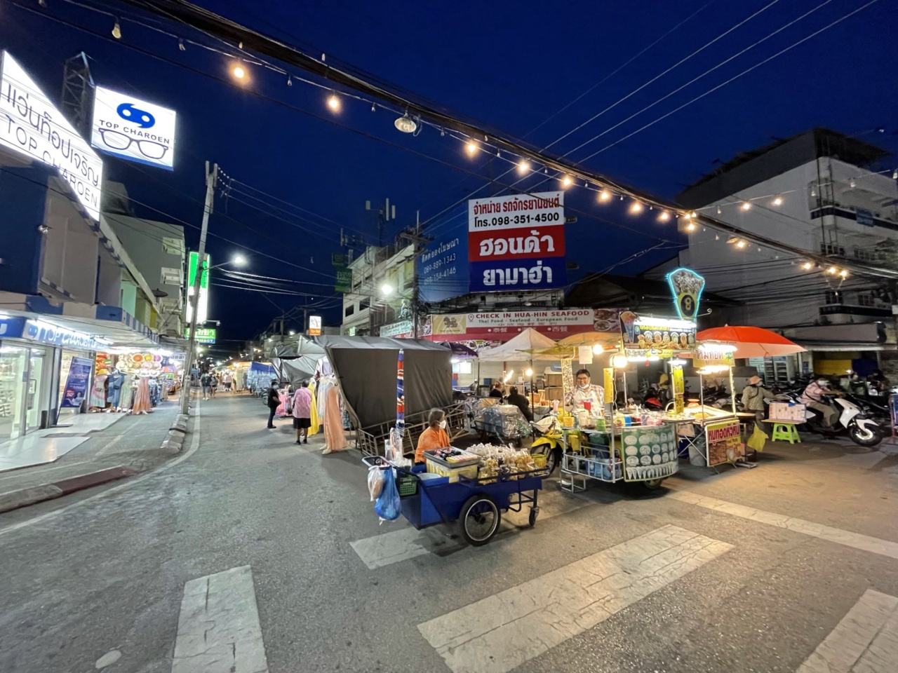 Gerai pasar di sepanjang sebuah jalan di Hua Hin pada waktu petang