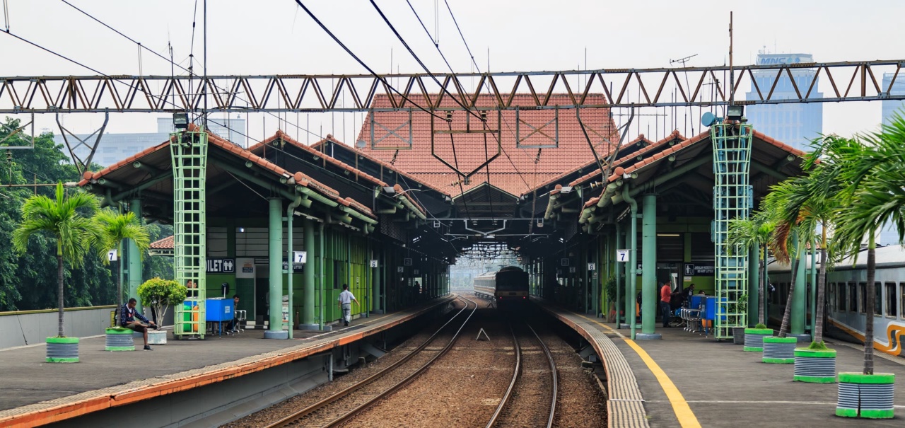 Sân ga của ga Gambir ở Jakarta