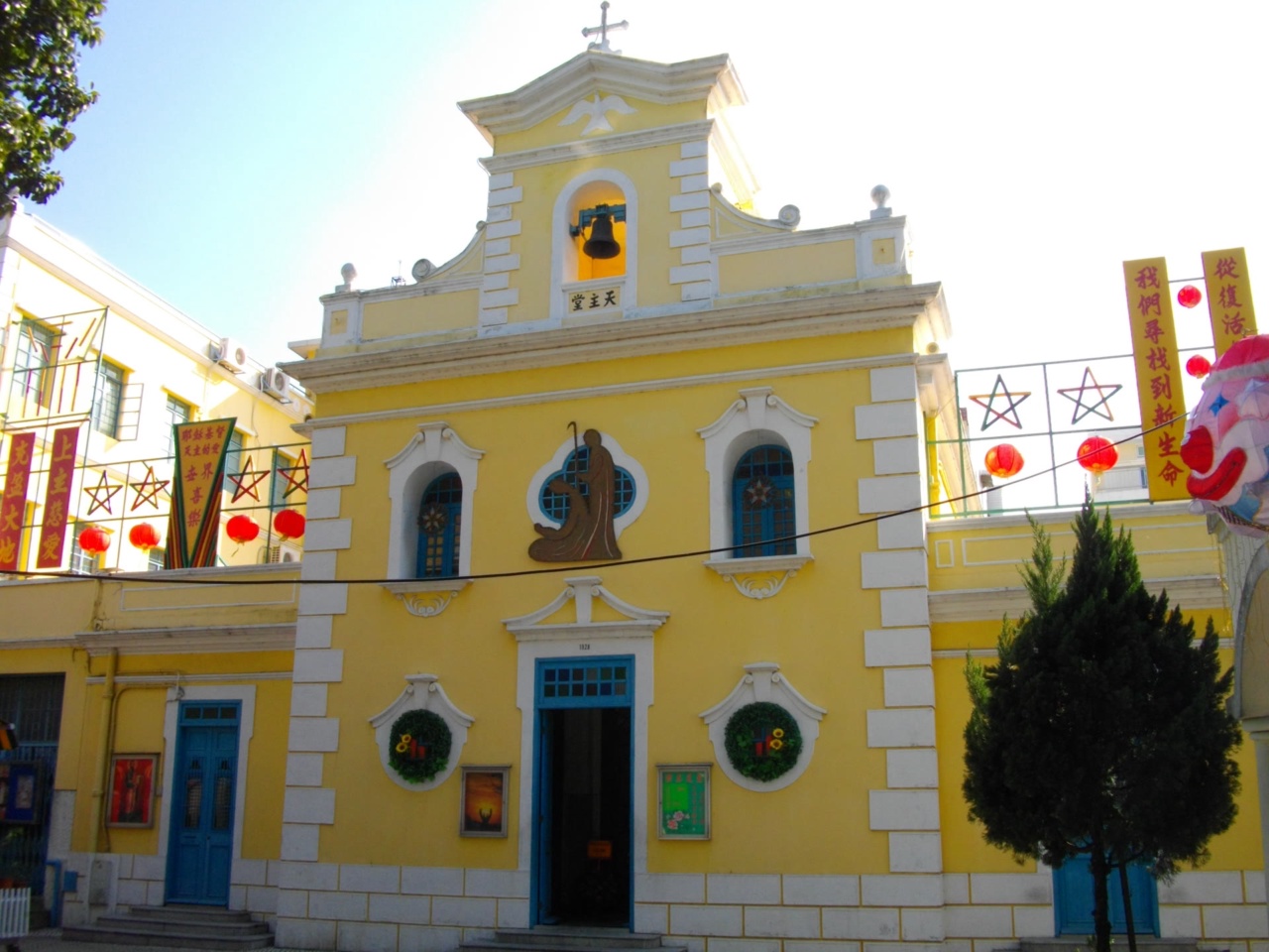 Kapel St. Fransiskus Xaverius yang berwarna kuning di Desa Coloane