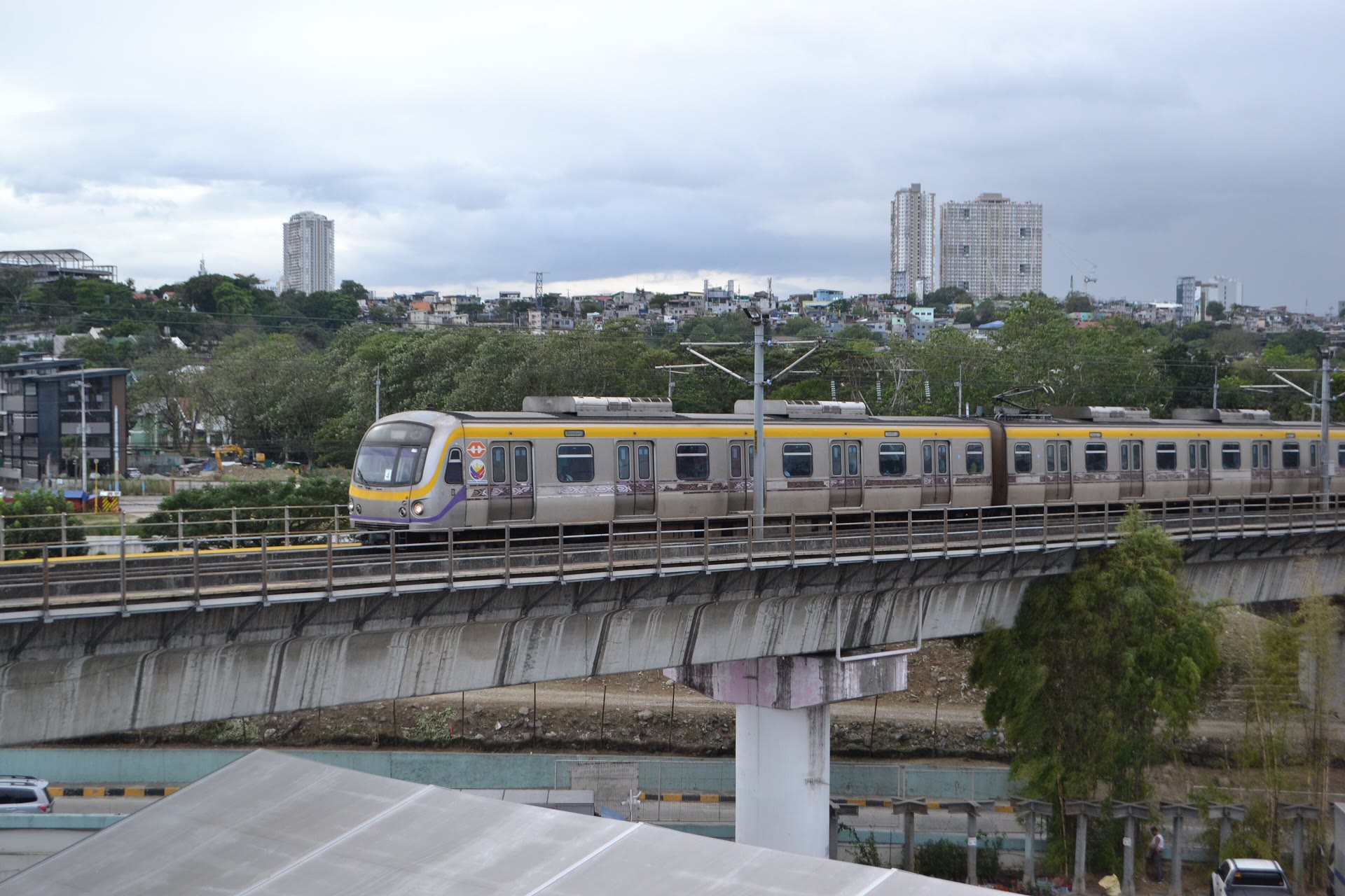 LRT-2 มะนิลาวิ่ง 8 จาก 10 ขบวน ชั่วโมงเร่งด่วนมีคิวยาว